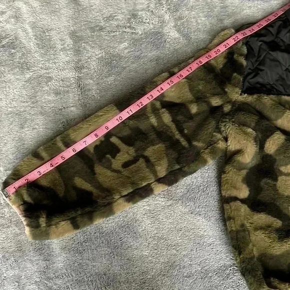 Rails Wesley Front Zip Faux Fur Jacket in Green Camp Black Size Large EUC - Picture 11 of 11